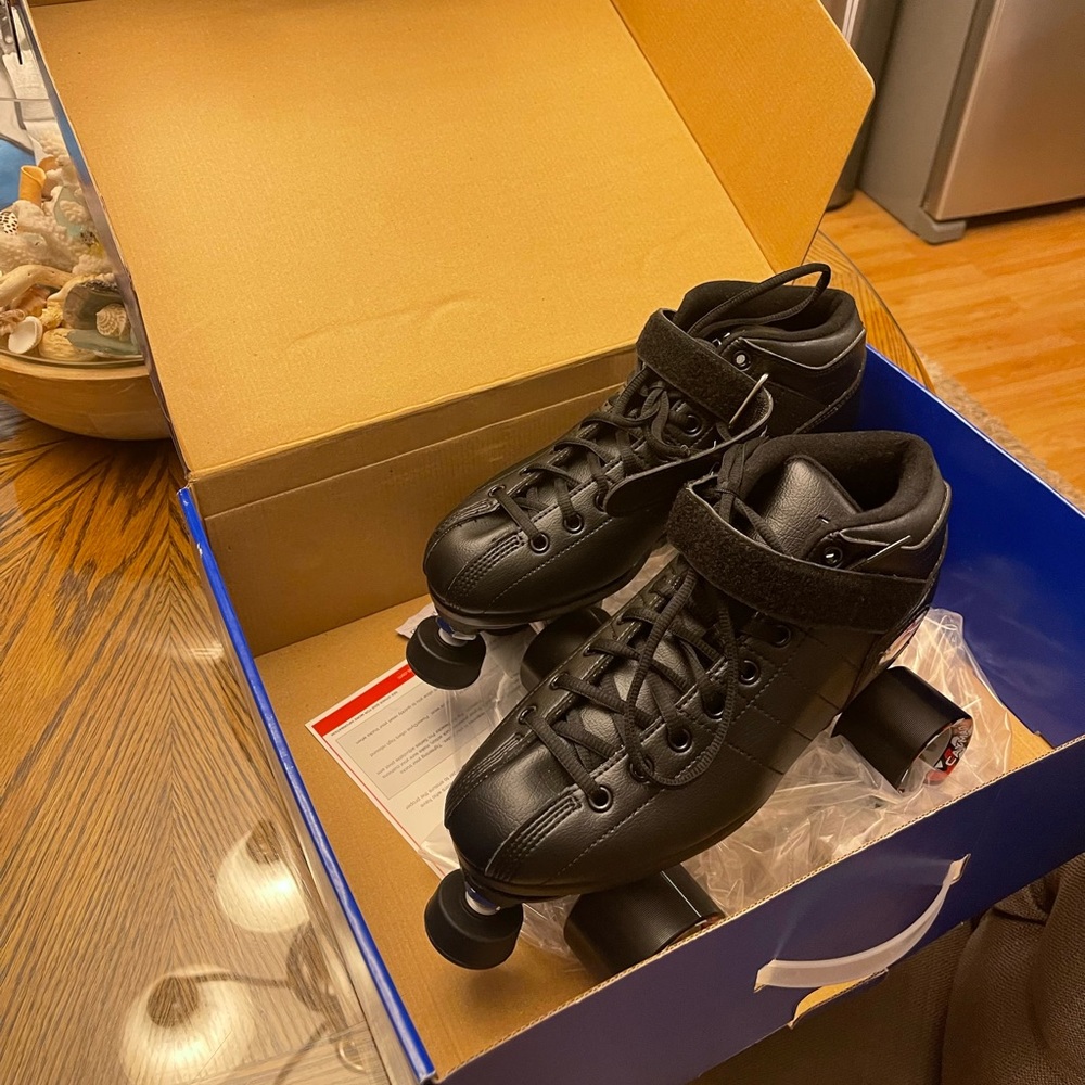 Riedell derby skates new used to try on